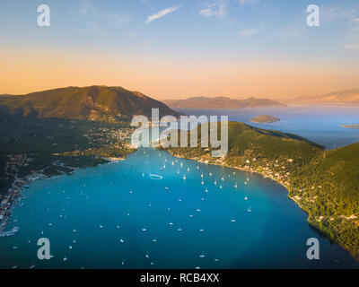 Epische Blick auf atemberaubende Lagune Bay Area in Lefkada, Griechenland mit vielen verankert Yachten anlegen herrliche Panorama Stockfoto