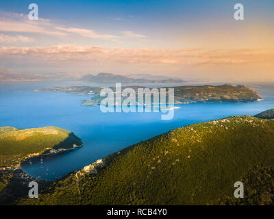Epische Blick auf atemberaubende Lagune Bay Area in Lefkada, Griechenland mit vielen verankert Yachten anlegen herrliche Panorama Stockfoto