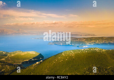 Epische Blick auf atemberaubende Lagune Bay Area in Lefkada, Griechenland mit vielen verankert Yachten anlegen herrliche Panorama Stockfoto