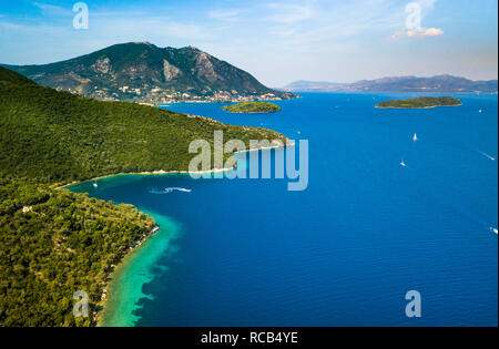 Epische Blick auf atemberaubende Lagune Bay Area in Lefkada, Griechenland mit vielen verankert Yachten anlegen herrliche Panorama Stockfoto