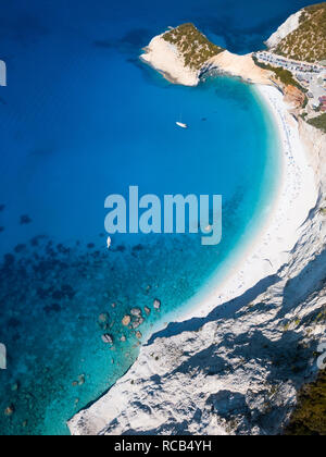 Epische Blick auf atemberaubende Lagune Bay Area in Lefkada, Griechenland mit vielen verankert Yachten anlegen herrliche Panorama Stockfoto