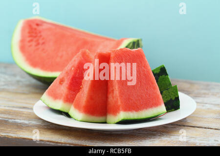 Scheiben frische Wassermelone auf weiße Platte Stockfoto