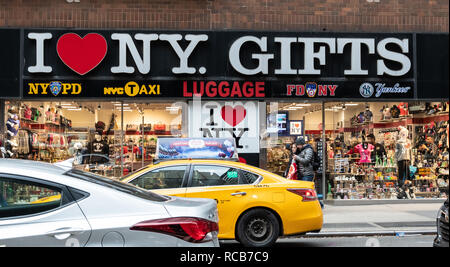 New York City, Vereinigte Staaten - 17. November 2018: Die Fassade des Ich liebe New York Geschenk Shop am Broadway Stockfoto