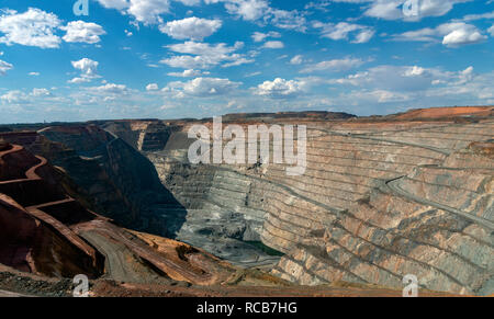 Blick auf den Tagebau Fimiston, wie der 'Super Grube "Eine massive Open cast Gold Mine am Stadtrand von Kalgoorlie, Western Australien bekannt Stockfoto