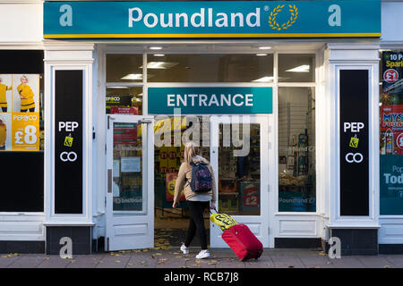 Eine Poundland Discounter in Cardiff, Wales, UK. Stockfoto