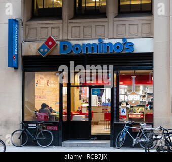 New York City, Vereinigte Staaten - 17. November 2018: Die Fassade der Dominos Pizza zum Mitnehmen Shop an der West 40th Street Stockfoto