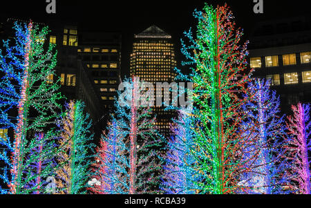 Canary Wharf, London, Großbritannien, 14. Jan 2019. Die hübsche Ashas Bäume' Installation bei Westferry Circus. Die bunten Canary Wharf Winter Lights Installationen wieder Public Viewing und interaktiven Spaß in und um Canary Wharf von Jan 15 bis Jan 26. Credit: Imageplotter Nachrichten und Sport/Alamy leben Nachrichten Stockfoto