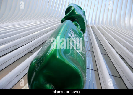 New York, New York, USA. 14 Jan, 2019. Eine Skulptur mit der Flagge von Saudi-Arabien, Teil einer Ausstellung namens "Candy Nationen dargestellt außerhalb befindet sich neben dem Oculus, einem der Gebäude, die das Original World Trade Center am 14. Januar 2019 in New York City ersetzt. - Süßigkeiten-Nationen, die die Flaggen der einzelnen der G20-Länder als 9-Fuß - hohe gewickelt Konfekt, hat Kritik für seine Platzierung außerhalb 1 World Trade Center gezogen. Credit: William Volcov/ZUMA Draht/Alamy leben Nachrichten Stockfoto