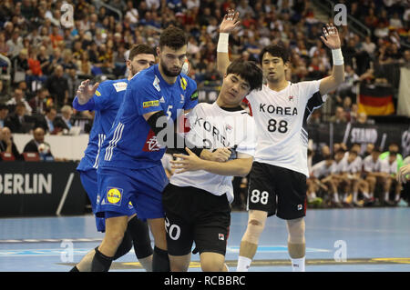 Berlin, Deutschland. 14. Jan 2019. Nedim Remili, Ludovic Fabregas (Französisch) und Tan Kang, Changeun Ku (Korea) während der IHF Männer Wm 2019: Gruppe A handball Match zwischen Frankreich und der Republik Korea Am 14. Januar 2019 in der Mercedes-Benz Arena in Berlin, Deutschland - Foto Laurent Lairys/DPPI Credit: Laurent Lairys/Agence Locevaphotos/Alamy leben Nachrichten Stockfoto