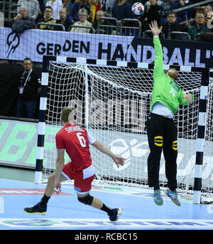 Berlin, Deutschland. 14 Jan, 2019. Handball IHF Men's World Championship: Russland/Deutschland. Das Recht Russlands Flügel Daniil Shishkarev kerben einen Lob-Ziel gegen Deutschlands Torhüter Andreas Wolff Quelle: Mickael Chavet/Alamy leben Nachrichten Stockfoto