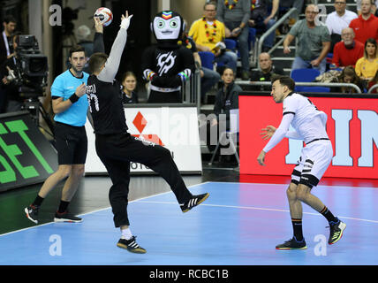 Berlin, Deutschland. 14 Jan, 2019. Handball IHF Men's World Championship: Russland/Deutschland. Russlands Torhüter Andreas Wolff Bausteine ein Schießen aus dem rechten Flügel Patrick Groetzki Credit: Mickael Chavet/Alamy leben Nachrichten Stockfoto