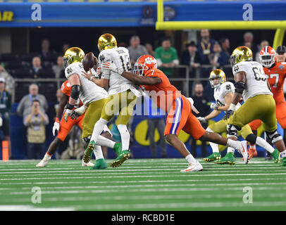 Arlington, TX, USA. 29 Dez, 2018. Clemson defensive Ende, Austin Bryant (7), in der Tätigkeit an den NCAA Football Baumwollschüssel zwischen der Clemson Tiger und die Notre Dame Fighting Irish AT&T Stadium in Arlington, TX. (Absolut komplette Fotograf & Company Credit: Joe Calomeni/MarinMedia.org/Cal Sport Media) Credit: Csm/Alamy leben Nachrichten Stockfoto