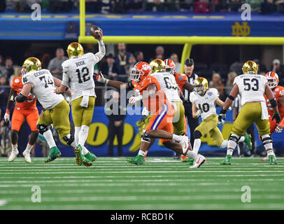 Arlington, TX, USA. 29 Dez, 2018. Clemson defensive Ende, Austin Bryant (7), in der Tätigkeit an den NCAA Football Baumwollschüssel zwischen der Clemson Tiger und die Notre Dame Fighting Irish AT&T Stadium in Arlington, TX. (Absolut komplette Fotograf & Company Credit: Joe Calomeni/MarinMedia.org/Cal Sport Media) Credit: Csm/Alamy leben Nachrichten Stockfoto
