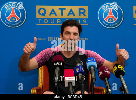 Athen. 14 Jan, 2019. Paris Saint-Germain Italiens Torhüter Gianluigi Buffon spricht bei einer Pressekonferenz während an einem (PSG) Winter Trainingslager an der Aspire Zone Stiftung in der katarischen Hauptstadt Doha am 14. Januar 2019. Credit: Nikku/Xinhua/Alamy leben Nachrichten Stockfoto