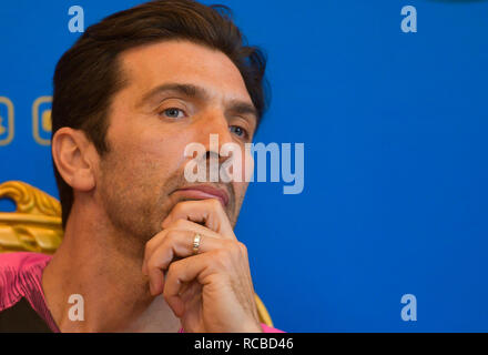 Athen. 14 Jan, 2019. Paris Saint-Germain Italiens Torhüter Gianluigi Buffon reagiert auf einer Pressekonferenz während an einem (PSG) Winter Trainingslager an der Aspire Zone Stiftung in der katarischen Hauptstadt Doha am 14. Januar 2019. Credit: Nikku/Xinhua/Alamy leben Nachrichten Stockfoto