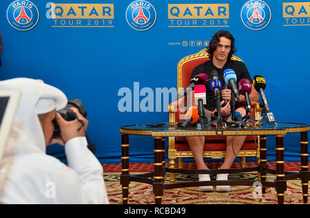 Athen. 14 Jan, 2019. Paris Saint-Germain des uruguayischen vorwärts Edinson Cavani spricht bei einer Pressekonferenz während an einem (PSG) Winter Trainingslager an der Aspire Zone Stiftung in der katarischen Hauptstadt Doha am 14. Januar 2019. Credit: Nikku/Xinhua/Alamy leben Nachrichten Stockfoto