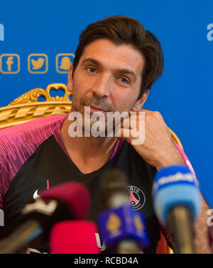 Athen. 14 Jan, 2019. Paris Saint-Germain Italiens Torhüter Gianluigi Buffon reagiert auf einer Pressekonferenz während an einem (PSG) Winter Trainingslager an der Aspire Zone Stiftung in der katarischen Hauptstadt Doha am 14. Januar 2019. Credit: Nikku/Xinhua/Alamy leben Nachrichten Stockfoto