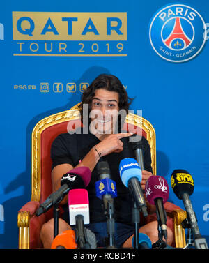 Athen. 14 Jan, 2019. Paris Saint-Germain des uruguayischen vorwärts Edinson Cavani spricht bei einer Pressekonferenz während an einem (PSG) Winter Trainingslager an der Aspire Zone Stiftung in der katarischen Hauptstadt Doha am 14. Januar 2019. Credit: Nikku/Xinhua/Alamy leben Nachrichten Stockfoto