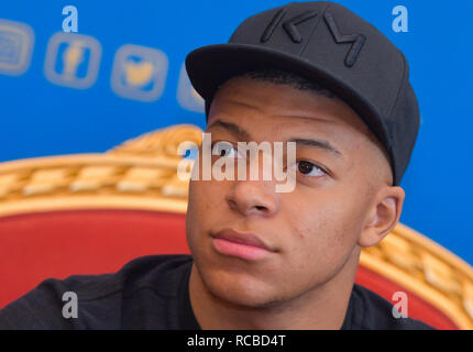 Athen. 14 Jan, 2019. Paris Saint-Germain des Französischen vorwärts Kylian Mbappe reagiert auf einer Pressekonferenz während an einem (PSG) Winter Trainingslager an der Aspire Zone Stiftung in der katarischen Hauptstadt Doha am 14. Januar 2019. Credit: Nikku/Xinhua/Alamy leben Nachrichten Stockfoto