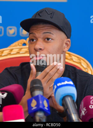 Athen. 14 Jan, 2019. Paris Saint-Germain des Französischen vorwärts Kylian Mbappe spricht bei einer Pressekonferenz während an einem (PSG) Winter Trainingslager an der Aspire Zone Stiftung in der katarischen Hauptstadt Doha am 14. Januar 2019. Credit: Nikku/Xinhua/Alamy leben Nachrichten Stockfoto