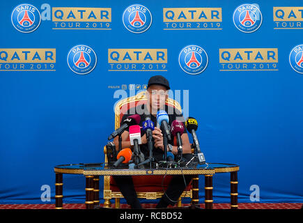 Athen. 14 Jan, 2019. Paris Saint-Germain des Französischen vorwärts Kylian Mbappe spricht bei einer Pressekonferenz während an einem (PSG) Winter Trainingslager an der Aspire Zone Stiftung in der katarischen Hauptstadt Doha am 14. Januar 2019. Credit: Nikku/Xinhua/Alamy leben Nachrichten Stockfoto