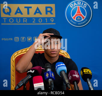 Athen. 14 Jan, 2019. Paris Saint-Germain des Französischen vorwärts Kylian Mbappe reagiert auf einer Pressekonferenz während an einem (PSG) Winter Trainingslager an der Aspire Zone Stiftung in der katarischen Hauptstadt Doha am 14. Januar 2019. Credit: Nikku/Xinhua/Alamy leben Nachrichten Stockfoto