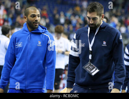 Berlin, Deutschland. 14 Jan, 2019. Handball IHF Men's World Championship: Nicolas Claire Chats mit französischen Handball Legende Nikola Karabatic, wie sie ihre Garderobe nach dem Ende des Spiels gegen Korea Credit: Mickael Chavet/Alamy leben Nachrichten Stockfoto