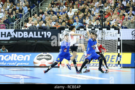 Berlin, Deutschland. 14 Jan, 2019. Handball IHF Men's World Championship: Korea auf dem Angriff gegen Ludovic Fabregas (23) und Luka Karabatic (22) Für Frankreich Credit: Mickael Chavet/Alamy leben Nachrichten Stockfoto