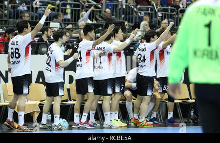 Berlin, Deutschland. 14 Jan, 2019. Handball IHF Men's World Championship: Korea Sitzbank Jubel, als das Spiel mit den französischen Handball powehouse ist an dieser Stelle des Spiels Credit dicht: Mickael Chavet/Alamy leben Nachrichten Stockfoto