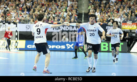 Berlin, Deutschland. 14 Jan, 2019. Handball IHF Men's World Championship: Korea Mitte zurück Tan Kang gratuliert durch Mannschaftskameraden Taehun Jo nachdem Sie gegen Frankreich Gutschrift: Mickael Chavet/Alamy leben Nachrichten Stockfoto