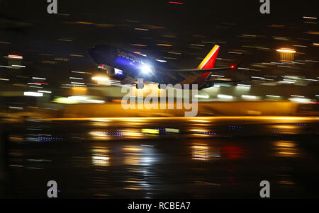 San Diego, Kalifornien, USA. 14 Jan, 2019. Januar 14, 2019, San Diego, Kalifornien, USA - Southwest Airlines Boeing 373 fährt in der Nacht von San Diego Internationalen Flughafen. Credit: KC Alfred/ZUMA Draht/Alamy leben Nachrichten Stockfoto