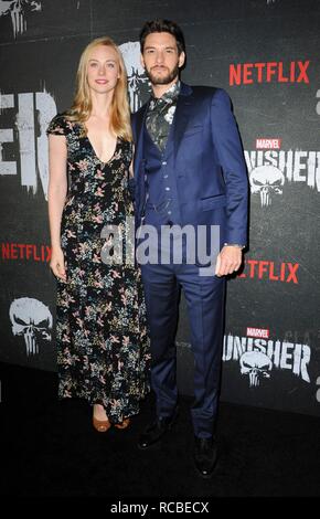 Los Angeles, CA, USA. 14 Jan, 2019. Deborah Ann Woll, Ben Barnes in der Ankunftshalle für Marvel PUNISHER Premiere auf NETFLIX, ArcLight Hollywood, Los Angeles, CA 14. Januar 2019. Credit: Elizabeth Goodenough/Everett Collection/Alamy leben Nachrichten Stockfoto