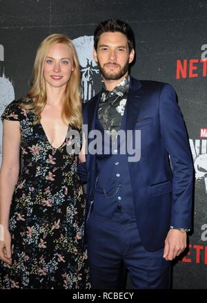 Los Angeles, CA, USA. 14 Jan, 2019. Deborah Ann Woll, Ben Barnes in der Ankunftshalle für Marvel PUNISHER Premiere auf NETFLIX, ArcLight Hollywood, Los Angeles, CA 14. Januar 2019. Credit: Elizabeth Goodenough/Everett Collection/Alamy leben Nachrichten Stockfoto