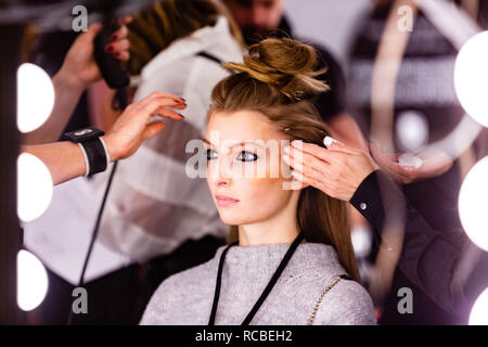 Berlin, Deutschland. 14 Jan, 2019. Ein Modell bereitet backstage die öffnung Runway Show der Fashion Week Berlin Herbst/Winter von Bogner in Berlin, Hauptstadt der Bundesrepublik Deutschland zu besuchen, am 14.01.2019. Credit: Binh Truong/Xinhua/Alamy leben Nachrichten Stockfoto