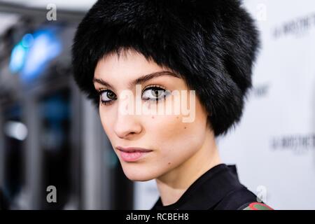 Berlin, Deutschland. 14 Jan, 2019. Ein Modell bereitet backstage die öffnung Runway Show der Fashion Week Berlin Herbst/Winter von Bogner in Berlin, Hauptstadt der Bundesrepublik Deutschland zu besuchen, am 14.01.2019. Credit: Binh Truong/Xinhua/Alamy leben Nachrichten Stockfoto