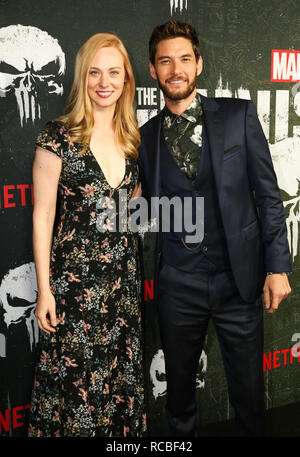 Hollywood, Kalifornien, USA. 14 Jan, 2019. Januar 14, 2019 - Hollywood, Kalifornien, USA - Deborah Ann Woll und Ben Barnes pose bei der Ankunft für die Jahreszeit bin Pilgerzentren 2 The Punisher" Premiere ArcLight Hollywood. Credit: Alexander Seyum/ZUMA Draht/Alamy leben Nachrichten Stockfoto