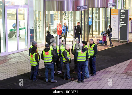 15 Januar 2019, Bayern, München: Mitarbeiter stehen vor dem Terminal 2 am Flughafen München (Bayern). Verdi hat auf die Mitarbeiter der Waren und Mitarbeiter der Dienststelle am Flughafen fordert einen Warnstreik zu gehen. Foto: Tobias Hase/dpa Stockfoto