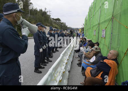 NAGO, JAPAN - Januar 15: Anti-US-Base Demonstranten Stadium eine Kundgebung vor dem Tor von uns Base Camp Schwab am Januar 15, 2019 in Nago, Präfektur Okinawa, Japan. Demonstranten versuchen zu blockieren die Passage von Bau Fahrzeuge geladen mit Felsen, Sand und Erde durch die japanische Regierung mobilisiert für die Verlegung der Bauarbeiten des neuen US-Marines Airbase Station in Henoko zu verzögern. (Foto: Richard Atrero de Guzman/LBA) Stockfoto