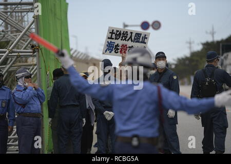 NAGO, JAPAN - Januar 15: Anti-US-Base Demonstranten Stadium eine Kundgebung vor dem Tor von uns Base Camp Schwab am Januar 15, 2019 in Nago, Präfektur Okinawa, Japan. Demonstranten versuchen zu blockieren die Passage von Bau Fahrzeuge geladen mit Felsen, Sand und Erde durch die japanische Regierung mobilisiert für die Verlegung der Bauarbeiten des neuen US-Marines Airbase Station in Henoko zu verzögern. (Foto: Richard Atrero de Guzman/LBA) Stockfoto