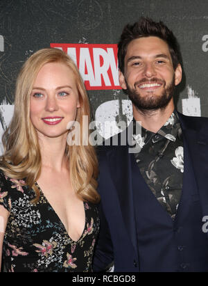 Hollywood, CA, USA. 14 Jan, 2019. 14. Januar 2019 - Hollywood, Kalifornien - Deborah Ann Woll, Ben Barnes. ''Mpilgerzentren der Auspeitscher'' Jahreszeiten 2 Premiere am ArcLight Hollywood. Photo Credit: Faye Sadou/AdMedia Credit: Faye Sadou/AdMedia/ZUMA Draht/Alamy leben Nachrichten Stockfoto