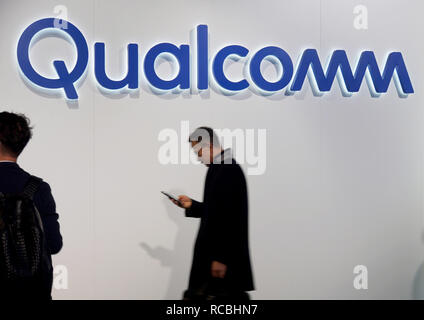 Las Vegas, USA. 09 Jan, 2019. Die Besucher der CES Elektronik Messe vorbei an einem Qualcomm Logo. Der Chiphersteller hatte einen Rückschlag in seiner Patentstreit gegen Apple am Dienstag zu akzeptieren. Das Landgericht Mannheim hat entschieden, dass das iPhone von Apple nicht Qualcomm Patente verletzen. Credit: Christoph Dernbach/dpa/Alamy leben Nachrichten Stockfoto