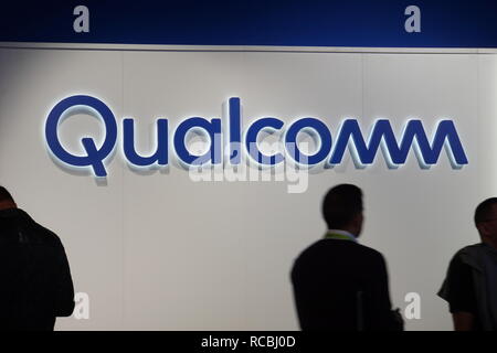 Las Vegas, USA. 09 Jan, 2019. Die Besucher der CES Elektronik Messe vorbei an einem Qualcomm Logo. Der Chiphersteller hatte einen Rückschlag in seiner Patentstreit gegen Apple am Dienstag zu akzeptieren. Das Landgericht Mannheim hat entschieden, dass das iPhone von Apple nicht Qualcomm Patente verletzen. Credit: Christoph Dernbach/dpa/Alamy leben Nachrichten Stockfoto