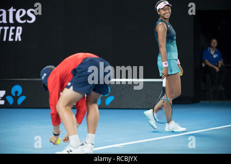 Melbourne, Australien. 15 Jan, 2018. Naomi Osaka Japan reagiert während der Damen gegen Magda Linette Polens bei den Australian Open in Melbourne, Australien, Jan. 15, 2018. Credit: Lui Siu Wai/Xinhua/Alamy leben Nachrichten Stockfoto