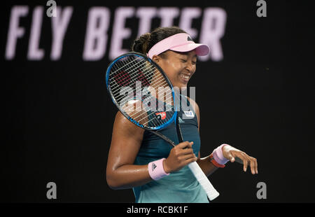 Melbourne, Australien. 15 Jan, 2018. Naomi Osaka Japan reagiert während der Damen gegen Magda Linette Polens bei den Australian Open in Melbourne, Australien, Jan. 15, 2018. Credit: Lui Siu Wai/Xinhua/Alamy leben Nachrichten Stockfoto