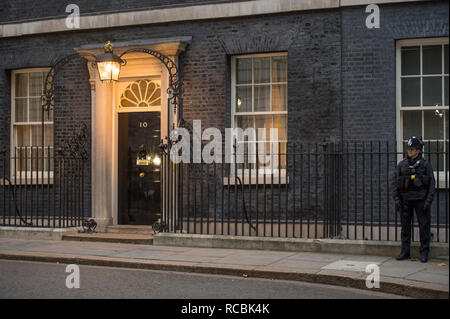 Downing Street, London, UK. 15. Januar 2019. Am frühen Morgen in der Downing Street vor der wöchentlichen Kabinettssitzung. Credit: Malcolm Park/Alamy Leben Nachrichten. Stockfoto