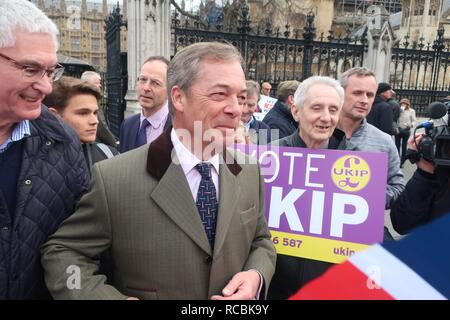 London.UK. 15. Januar 2019. Nigel Farage im Parlament kommt, um sich zu nehmen bedeutet, dass Protest auf Brexit Debatte Tag verlassen. Credit: Brian Minkoff/Alamy leben Nachrichten Stockfoto