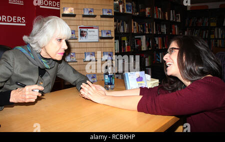 *** Foto *** Carol Channing hat sich bei 97 Carol Channing Unterzeichnung ihre neue CD "Um Himmels Willen" am Welt-AIDS-Tag an den Grenzen des Columbus Circle in New York City am 1. Dezember 2010 die Credit: Walter McBride/MediaPunch Stockfoto