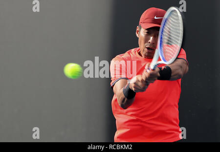 Melbourne, Australien. 15 Jan, 2018. Li Zhe von China liefert die Kugel während der Männer singles gegen Philipp Kohlschreiber Deutschland bei den Australian Open in Melbourne, Australien, Jan. 15, 2018. Credit: Bai Xuefei/Xinhua/Alamy leben Nachrichten Stockfoto