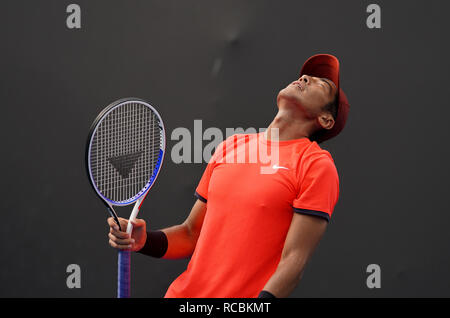 Melbourne, Australien. 15 Jan, 2018. Li Zhe von China reagiert während der Männer singles gegen Philipp Kohlschreiber Deutschland bei den Australian Open in Melbourne, Australien, Jan. 15, 2018. Credit: Bai Xuefei/Xinhua/Alamy leben Nachrichten Stockfoto