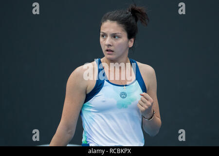 Melbourne, Australien. 15 Jan, 2018. Gasparyan Margarita von Russland reagiert während der Damen gegen Zhu Lin von China bei den Australian Open in Melbourne, Australien, Jan. 15, 2018. Credit: Hu Jingchen/Xinhua/Alamy leben Nachrichten Stockfoto